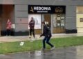 Novakov hit video sa ulica Beograda: Kiša lije, on igra tenis i uživa (VIDEO)