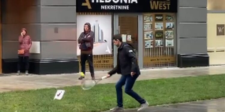 Novakov hit video sa ulica Beograda: Kiša lije, on igra tenis i uživa (VIDEO)