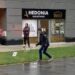 Novakov hit video sa ulica Beograda: Kiša lije, on igra tenis i uživa (VIDEO)