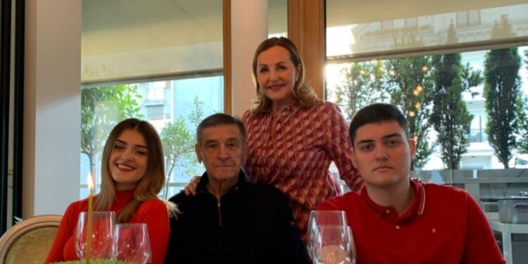 Ana Bekuta sa sinom i unucima oprostila se dirljivim rečima od Milutina Mrkonjića