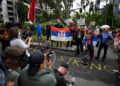 Melburn gori zbog Novaka! Protesti i podrška ispred hotela: Pustite Đokovića da igra! (VIDEO)