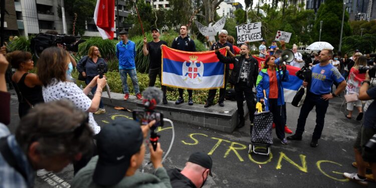 Melburn gori zbog Novaka! Protesti i podrška ispred hotela: Pustite Đokovića da igra! (VIDEO)