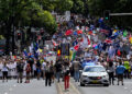 Korona protest u Beču uz sliku Adolfa Hitlera