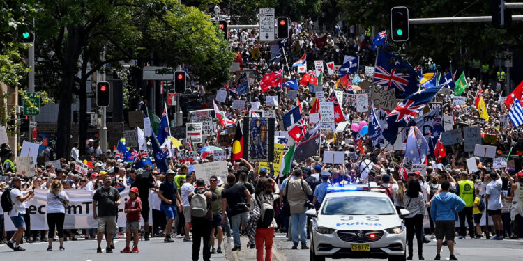 Korona protest u Beču uz sliku Adolfa Hitlera