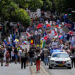 Korona protest u Beču uz sliku Adolfa Hitlera
