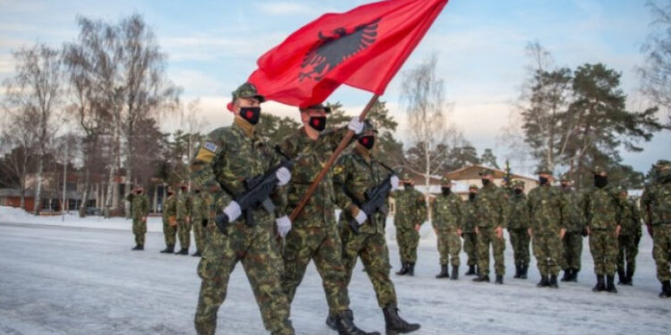 Albanska vojska preuzela komandu nad NATO snagama na granici sa Rusijom (FOTO)
