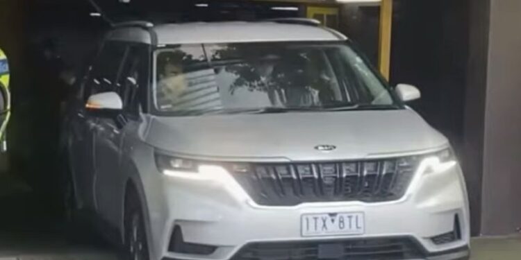 Novak krenuo na suđenje, ovo je momenat kada je napustio hotel (VIDEO)
