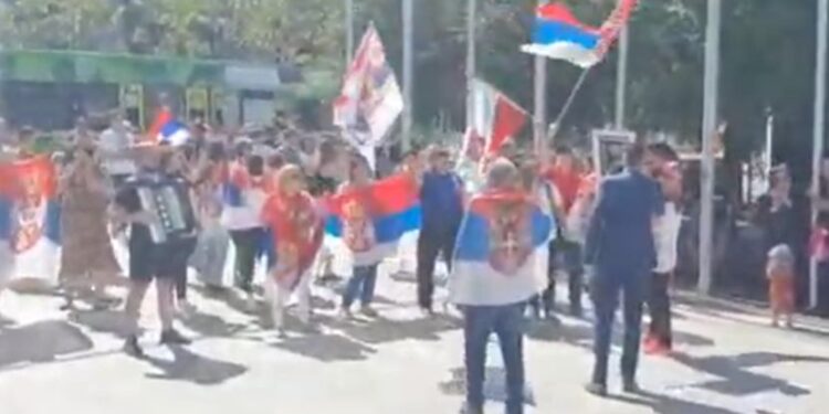 “U boj, krenite junaci svi..: “Navijači ispred suda, uz Marš na Drinu daju podršku Novaku (VIDEO)