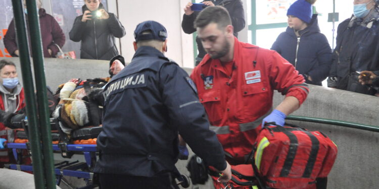 Obrušio se plafon pijace “Stari Merkator” na Novom Beogradu: Ima povređenih (FOTO/VIDEO)