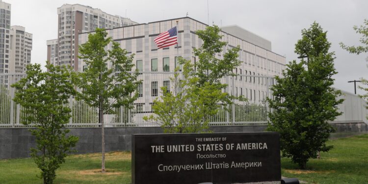 Mutne igre: Zašto Amerika iznenada evakuiše osoblje ambasade iz Ukrajine?