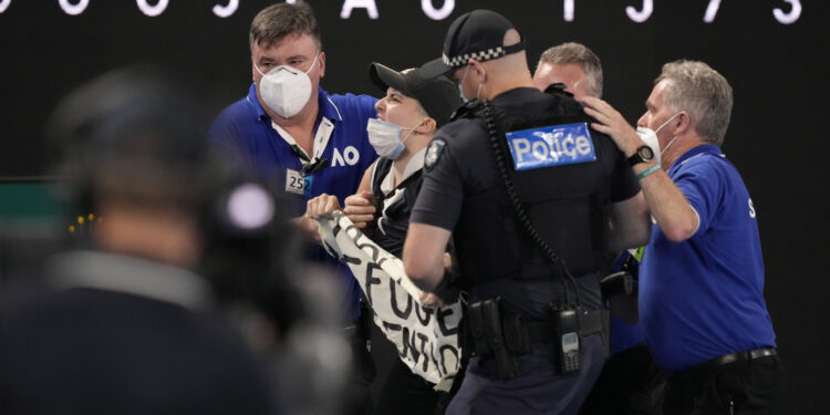 Skandal u Melburnu: Navijač upao na teren kod brejk lopte Medvedeva, obezbeđenje reagovalo (FOTO/VIDEO)