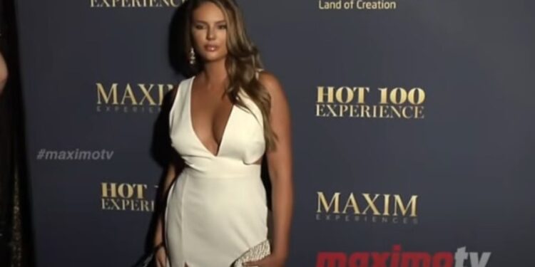 Seksi Mađarica šeta u brusu i donjem vešu (FOTO)
