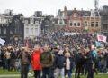 Uznemirujući snimci iz Amsterdama: Policija u punoj opremi i sa psima rasteruje demonstrante (VIDEO)