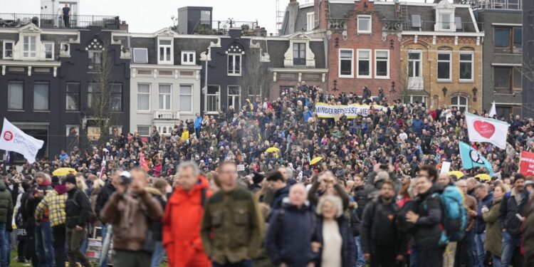 Uznemirujući snimci iz Amsterdama: Policija u punoj opremi i sa psima rasteruje demonstrante (VIDEO)