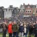 Uznemirujući snimci iz Amsterdama: Policija u punoj opremi i sa psima rasteruje demonstrante (VIDEO)