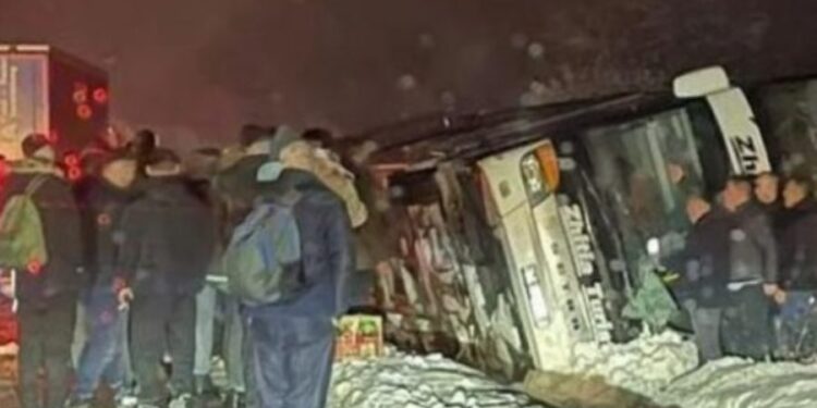 Prištinski autobus pun putnika prevrnuo se kod Kruševca (VIDEO)
