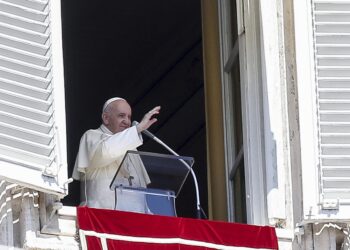 Papa poslao Mesiju dres sa autogramom