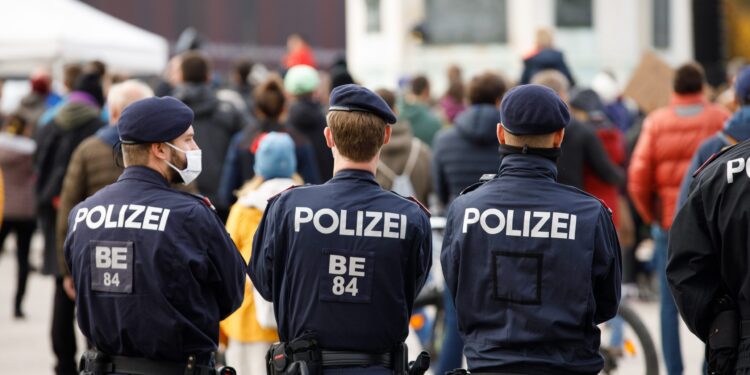 Policijski oficir podržava antikoronaše