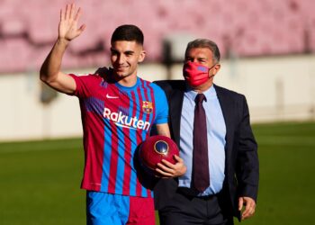 Barseloni ne može da registruje Toresa, Laporta hoće Halanda