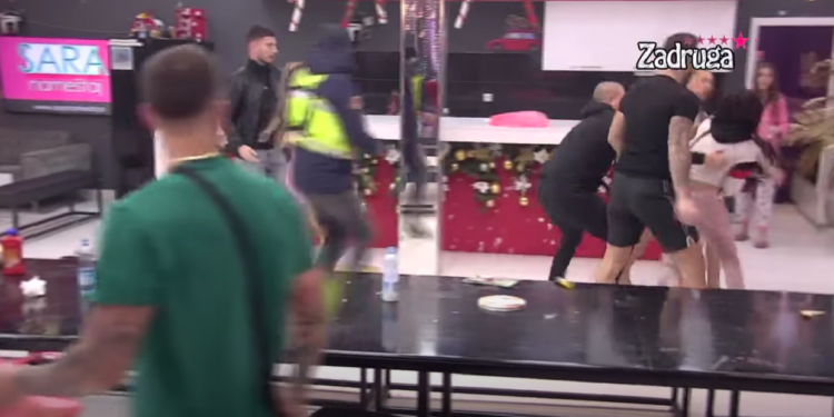 Viktorija Mitrović i Marko Osmakčić nasrnuli na Anu Spasojević, obezbeđenje uletelo u Belu kuću! (VIDEO)