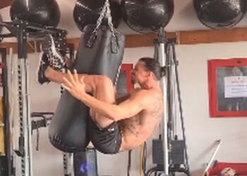 Zlatan je Supermen! Ibrahimović pokazao kako radi trbušnjake, malo ko može ovo da izvede (VIDEO)