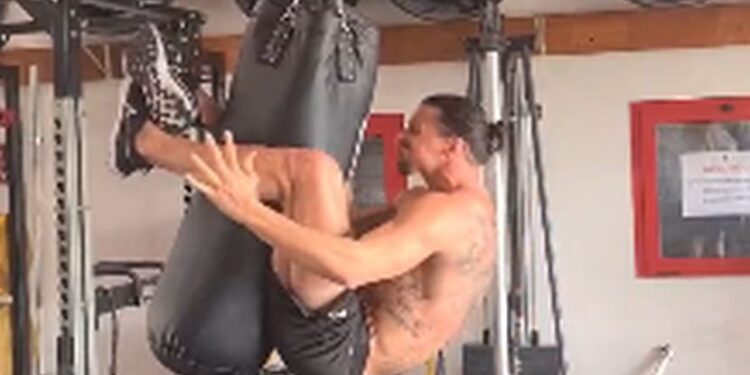 Zlatan je Supermen! Ibrahimović pokazao kako radi trbušnjake, malo ko može ovo da izvede (VIDEO)