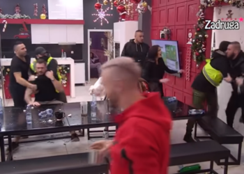 Mensur Ajdarpašić i Marko Osmakčić žestoko se sukobili, pljuštale psovke i letele flaše u Beloj kući (VIDEO)