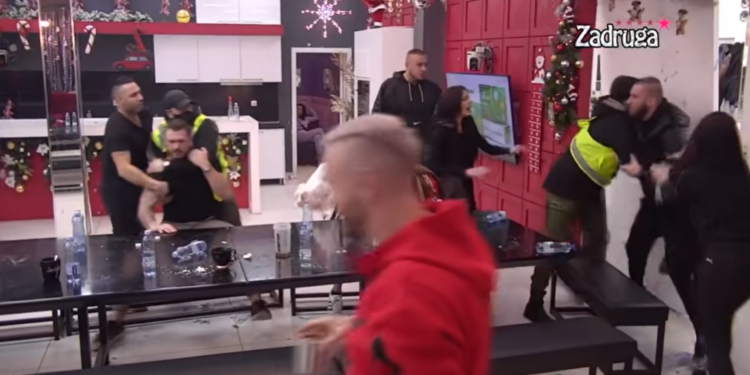Mensur Ajdarpašić i Marko Osmakčić žestoko se sukobili, pljuštale psovke i letele flaše u Beloj kući (VIDEO)