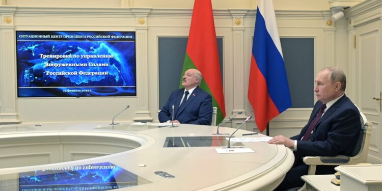 Garantovan poraz protivnika: Putin i Lukašenko ispratili lansiranje balističkih raketa (VIDEO)