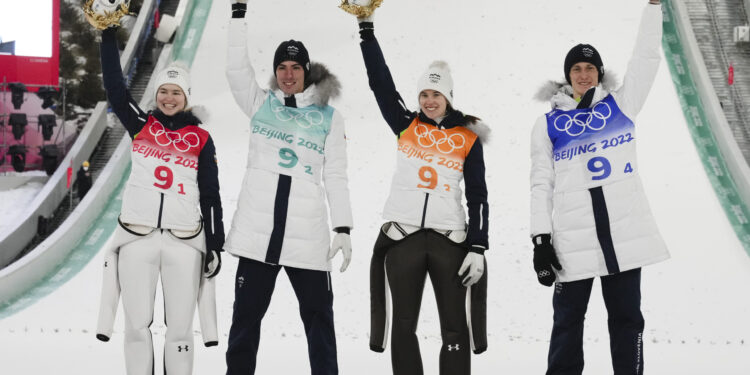 Ekipa Slovenije osvojila zlato u ski skokovima