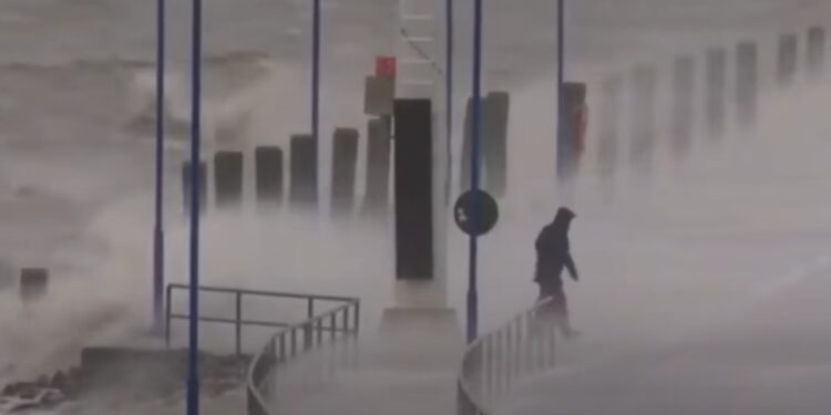 Uragan pogodio Nemačku, u pola države obustavljen železnički saobraćaj (VIDEO)