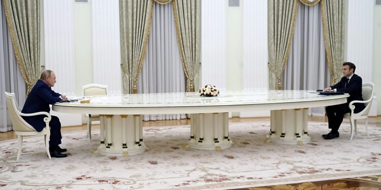 Rešena misterija velikog stola između Putina i Makrona