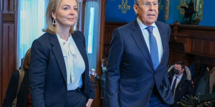 “Kao gluv sa nemim”: Lavrov grmi posle sastanka sa britanskom ministarkom, pomenuo i Balkan!