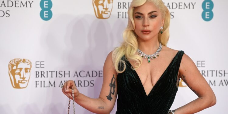 Lejdi Gaga briljirala u glamuroznoj haljini Ralfa Lorena
