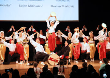Kolo zaigrali u dvorcu