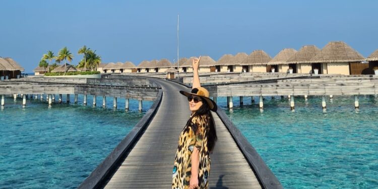 Pogled sa visine: Dragana se na Maldivima oprobala u parasejlingu (VIDEO)