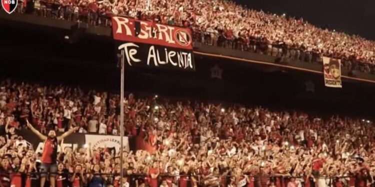 Totalno ludilo: Fudbaleri došli na trening pred derbi, a tamo ih dočekalo 30.000 navijača! (VIDEO)