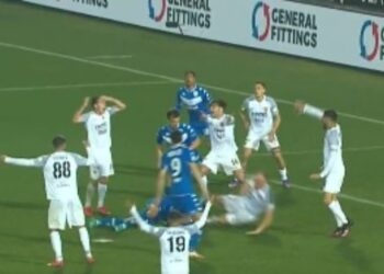 Horor scene u Italiji: Igrač iznet sa terena nakon što je dobio udarac u glavu (VIDEO)