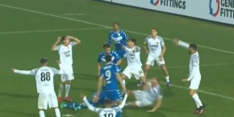 Horor scene u Italiji: Igrač iznet sa terena nakon što je dobio udarac u glavu (VIDEO)