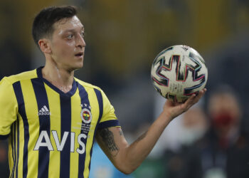 Fenerbahče izbacio Ozila iz prvog tima