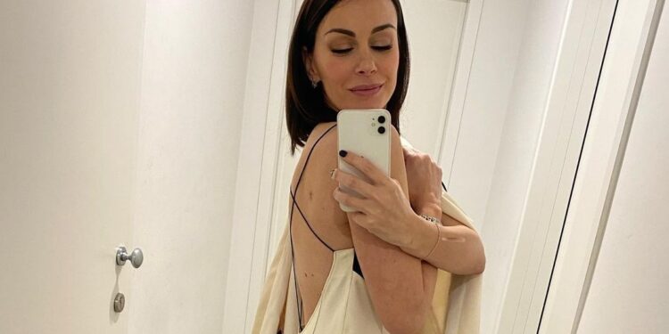 Sloboda Mićalović pozirala u elegantnoj haljini otvorenih leđa, pršte komplimenti!