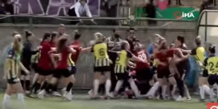Opšta tuča fudbalerki u Turskoj (VIDEO)