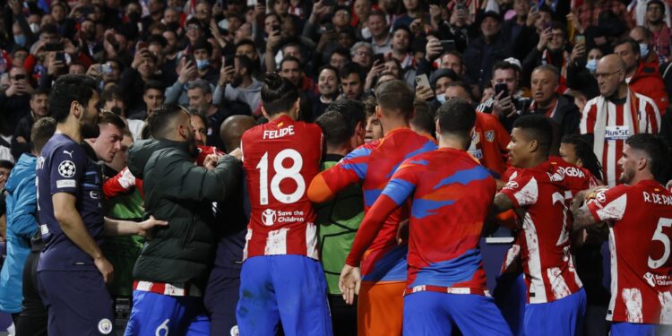 Haos u tunelu: Policija sprečila tuču igrača Sitija i Atletika (VIDEO)