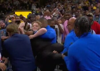 Žena se lancem vezala za koš usred utakmice (VIDEO)