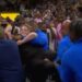 Žena se lancem vezala za koš usred utakmice (VIDEO)