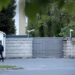 Poginuo vozač nakon što je autom udario u ogradu ambasade Rusije (VIDEO)