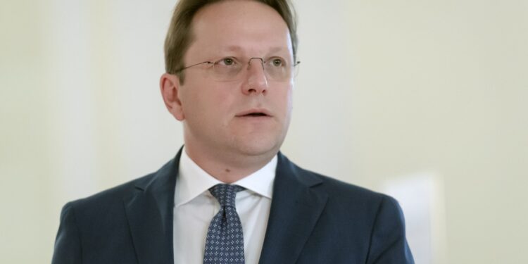 Varhelji: EU ubeđuje Bugarsku da otvori put za Albaniju i Severnu Makedoniju
