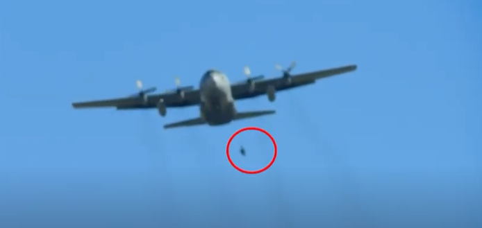 Drama u vazduhu: Padobranac visio zakačen za avion (VIDEO)