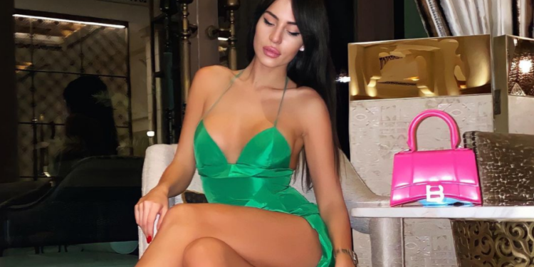 Anastasija napravila opštu pometnju stajlingom, dole mrežaste čarape, a gore sve providno! (FOTO)