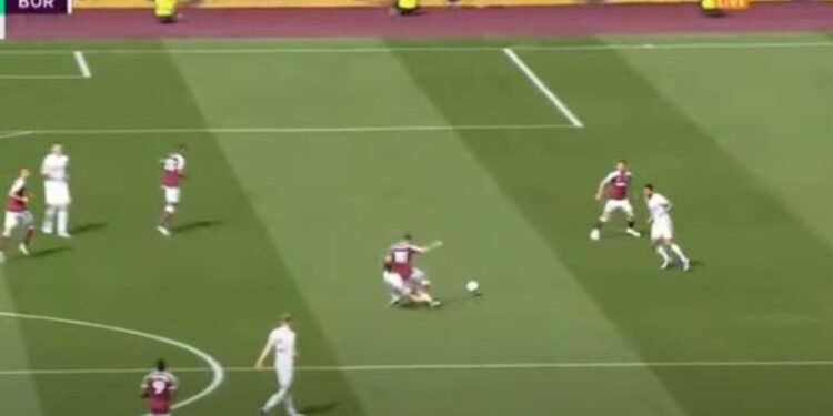 Vlašić nije mogao da sakrije suze od šoka: Hrvat slomio nogu protivničkom fudbaleru (VIDEO)